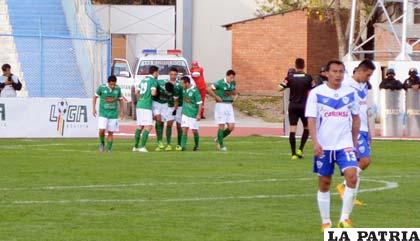 El festejo de los de Petrolero tras el gol de empate
