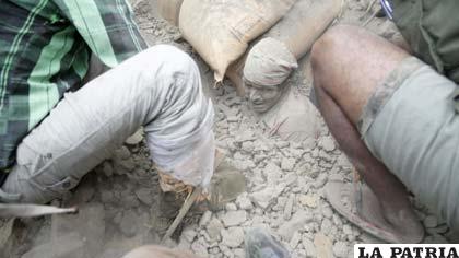 Tratan de rescatar a nepalí atrapado en los escombros