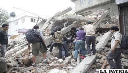 Voluntarios tratan de encontrar sobrevivientes entre escombros