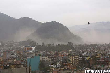 La ciudad de Katmandú cubierta por el polvo tras el terremoto