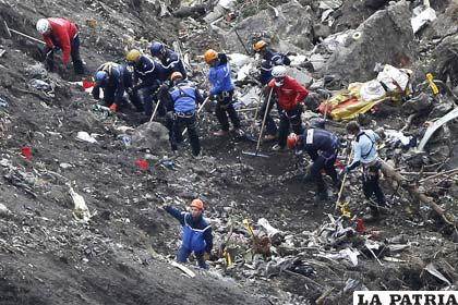 Rescatistas limpian el área del accidente del Airbus A320