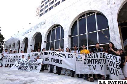 Protesta de periodistas paraguayos en puertas del Palacio de Justicia de Asunción