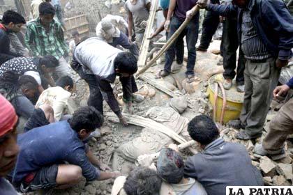 Los muertos suman y siguen en Nepal por terremoto