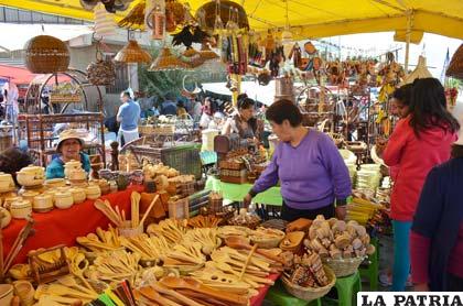 Artesanías de diferentes características se comercializan en la feria