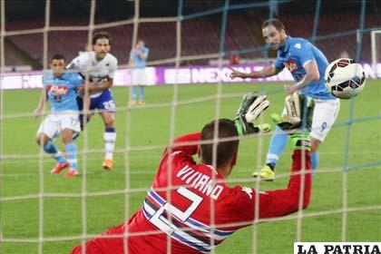 El delantero del Nápoles, Gonzalo Higuaín, logra el 4-1 de penal