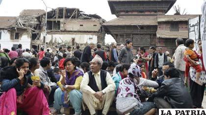 El sismo más fuerte en Nepal en más de 80 años dejó a miles de personas sin techo