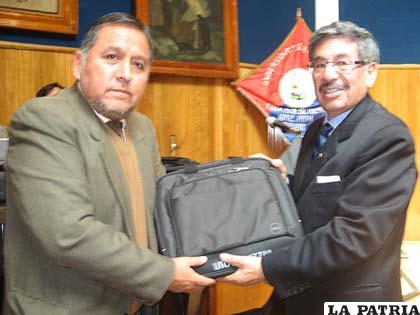 Ángel Irusta recibió el equipo en representación de los docentes de manos del rector Carlos Antezana