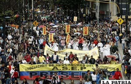 Maestros de Colombia en huelga indefinida marchan por mejoras en salario, salud y otras demandas