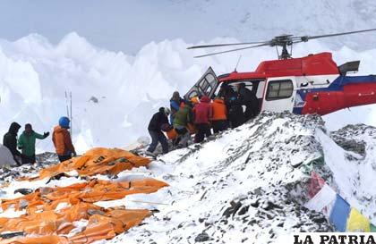 Intentan rescatar a escaladores del Everest en helicóptero