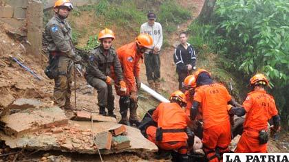Trabajo de rescate de víctimas de deslizamientos provocados por intensas lluvias en Brasil
