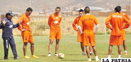 Ortega dirigió el entrenamiento del equipo “santo” ayer por la mañana