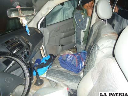 Interior del vehículo con prendas de los secuestradores