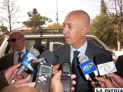 El embajador italiano, Plácido Vigo requerido por la prensa
