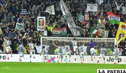 Los de Juventus festejan con su público por el triunfo ante Fiorentina