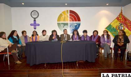 Defensor del Pueblo, Rolando Villena, junto a mujeres del Observatorio de Cumplimiento de Derechos