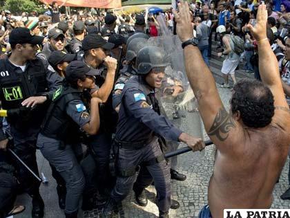 Enfrentamiento entre fuerzas del orden y manifestantes en Brasil