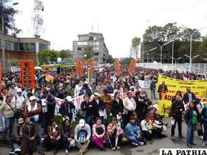 Profesores colombianos en paro indefinido