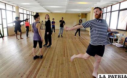 El coreógrafo británico ensaya con bailarines de danza contemporánea /diariolasamericas.com