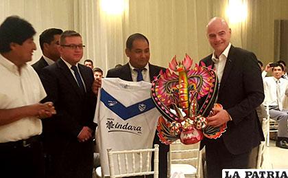 Zeballos hace la entrega de una careta de diablo y la casaca de San José a Infantino