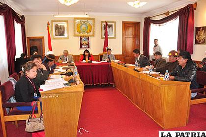 Sesión ordinaria tensa por conflicto de lectura de notas en relación al paso a desnivel