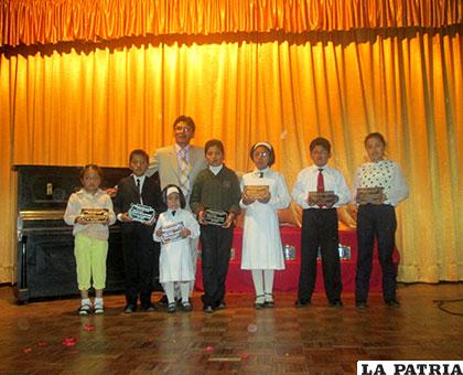 Niños que participaron en el concurso de poesía /ECOS DEL ALMA
