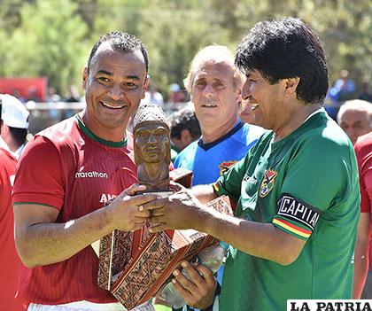 Morales entrega un presente al futbolista Cafú /APG