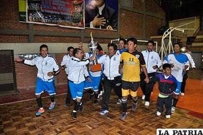 Vuelta olímpica de los integrantes de la delegación de Cochabamba