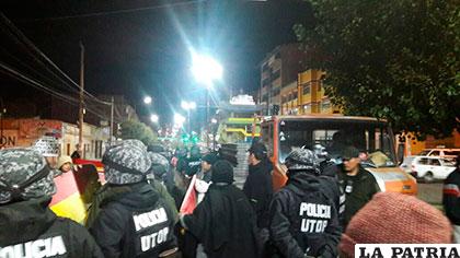 Enfrentamientos entre vecinos y trabajadores por construcción de paso a desnivel