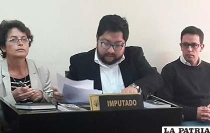 William Kushner (der) y sus abogados durante una audiencia en los tribunales /ANF