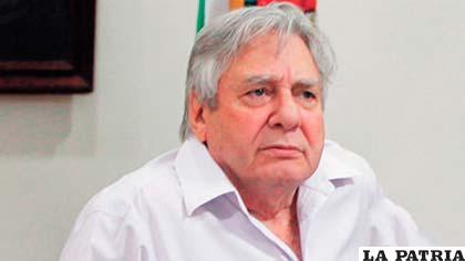 Percy Fernández cambia el tono de voz y su rostro para increpar a un periodista /la-razon.com