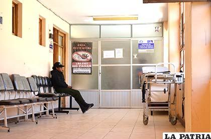 Una agente de la Felcv espera fuera de la unidad de terapia intensiva donde se encuentra el menor al borde la muerte