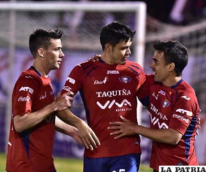 Oscar Díaz (centro) le dió el triunfo a Wilstermann /APG