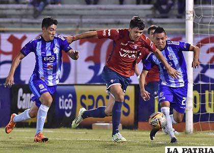 La acción del cotejo que se jugó anoche en Cochabamba /APG