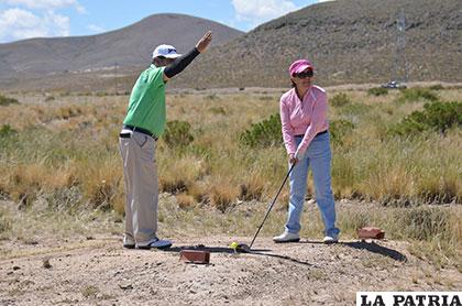 Los esposos Molina en la salida del hoyo ocho