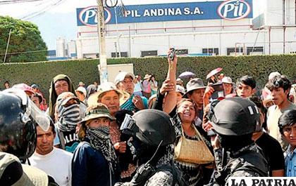 Productores de leche movilizados en Cochabamba /OPINION