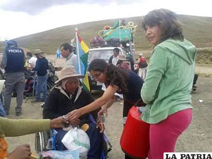 Voluntarias hacen su trabajo social mientras los discapacitados toman un breve descanso