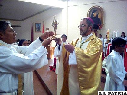 El padre Salvador Cuevas entrega las reliquias de San Juan Pablo II a Monseñor Cristóbal Bialasik
