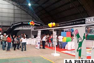 Al fondo el Eduteatro de Finrural /Finrural