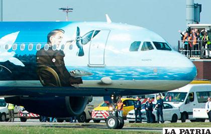 Airbus A-320 decorado con pájaros y nubes de René Magritte