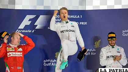 El alemán Nico Rosberg festeja en el podio