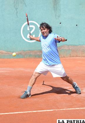 Larry Dupleich durante un partido de tenis