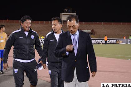 Cárdenas junto a su cuerpo técnico en el estadio de Chiclayo (Perú)