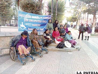 Discapacitados que iniciaron vigilia en Oruro