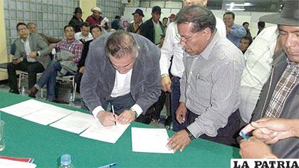 Firma del convenio entre lecheros, PIL y Gobierno /ANF
