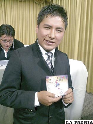 Julio Peñaloza presentó su nuevo material discográfico