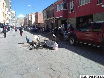 Unidad de Drenaje Urbano realiza colocado de tapas metálicas en las calle Ayacucho y Tejerina