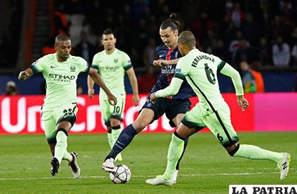 Ibrahimovic con el balón, no pudo anotar en penal