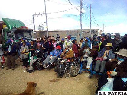 Discapacitados llegando a Caracollo