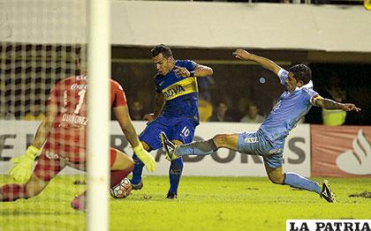 La acción de definición de Tévez, Flores se esfuerza pero no llega a la marca /APG