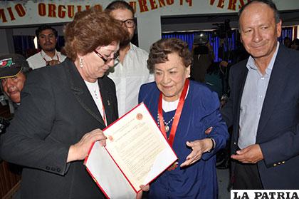 Entrega de distinción del orgullo orureño a Emma Puña de Dupleich